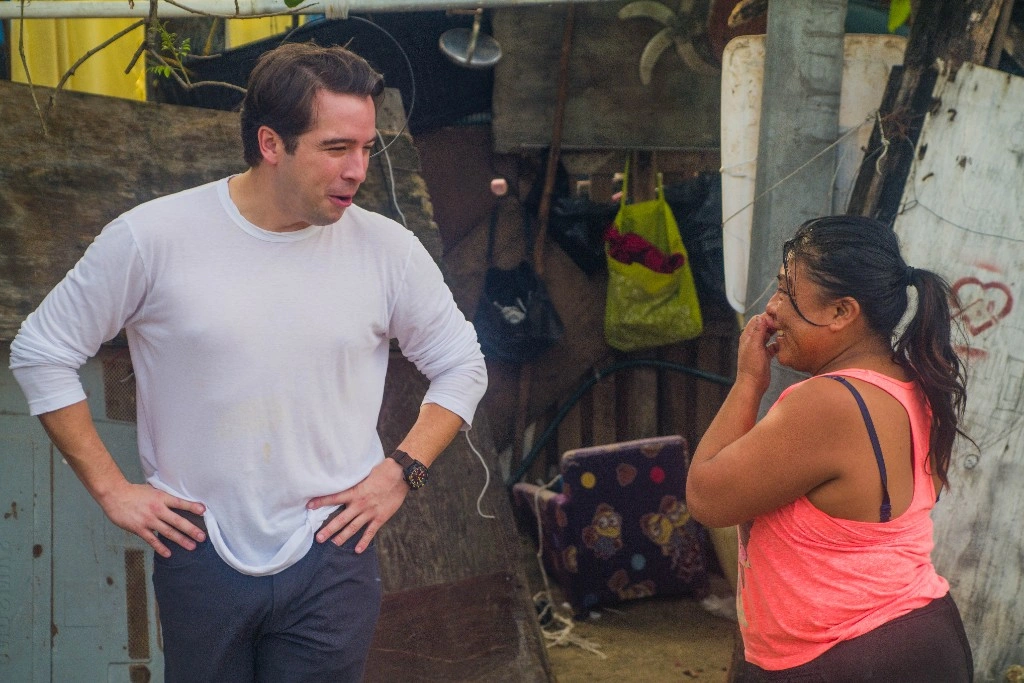 Dos personas en un entorno documental, momento de conversación