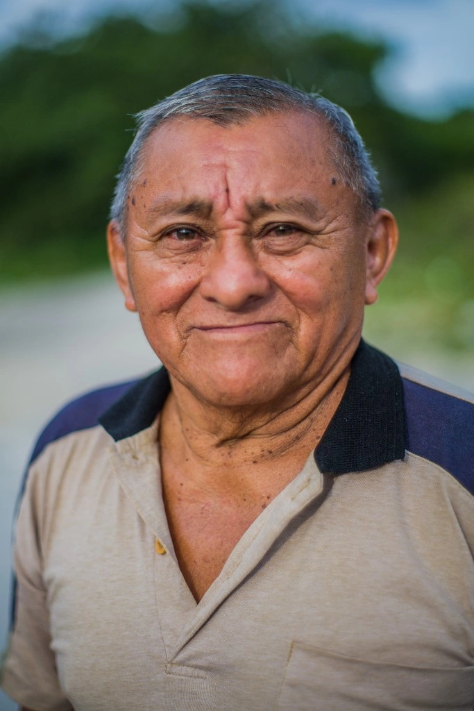 Retrato de un hombre mayor con expresión amable y serena